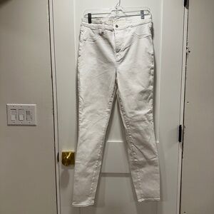 100001	Womens	Jean	American Eagle	Super High Rise Skinny	White	14	L	Like New